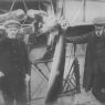 Pardubice - zleva Eugen Čihák a ing. Jan Kašpar u letounu Čihák E starší typové řady (kopie letounu Saulnier upravená pro rotační motor Gnome Omega 50 k), snad podzim 1911 nebo rok 1912